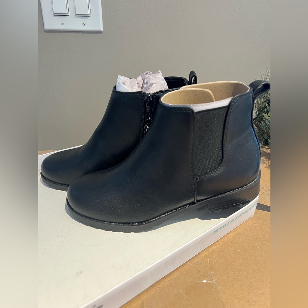NEW sz 8 Women’s Black Boots
